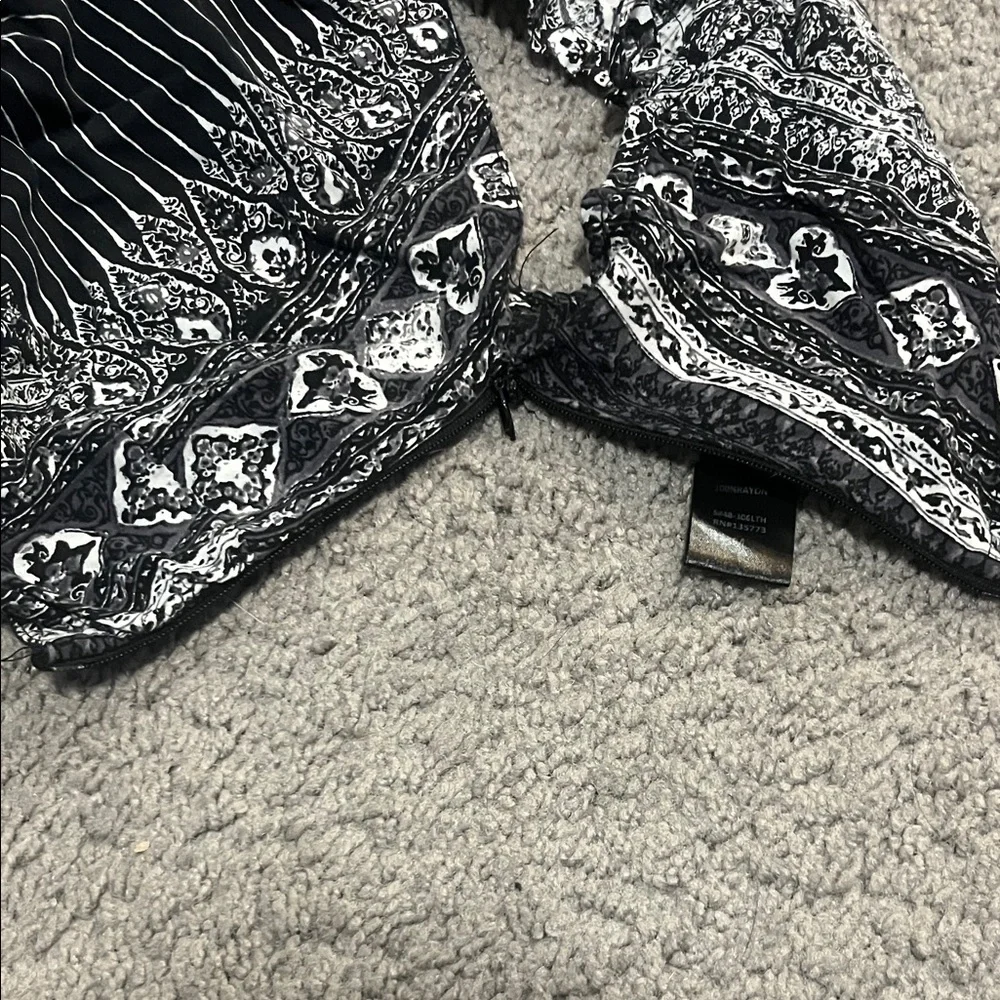 Olivaceous Black and White Crop Top - Picture 3 of 3